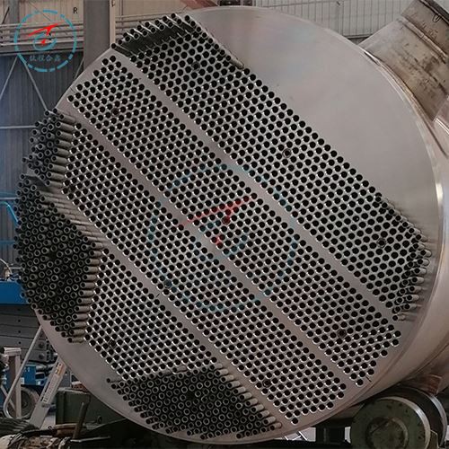 爆発溶接によるチタン鋼クラッド管シート